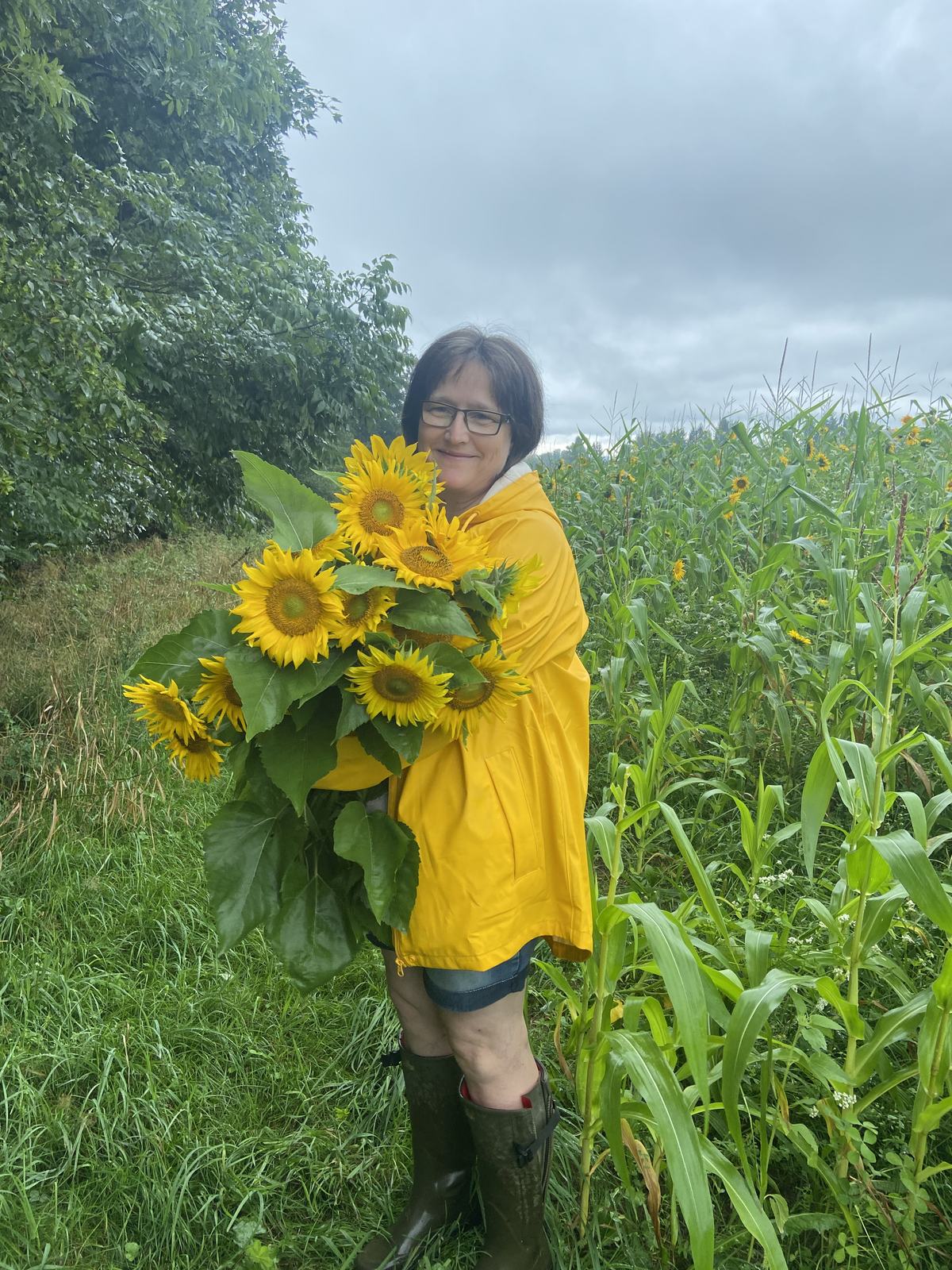 Georgine Ragginger mit einem Strauß Sonnenblumen am Feld